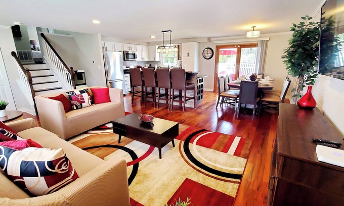 Fox Valley House | Lux TriLevel Big 4 BR House Yard & Pond View in the Hearth of Schaumburg