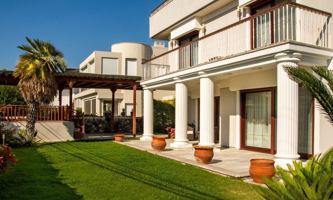 Altınyunus Mahallesi Villa | Lux Villa w Pool, Garden 3 min to Sea in Cesme