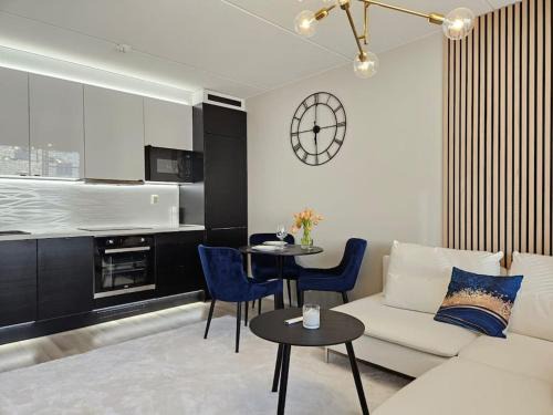 Kallio Apartment | LuxCityhome 300m metro with glass balcony