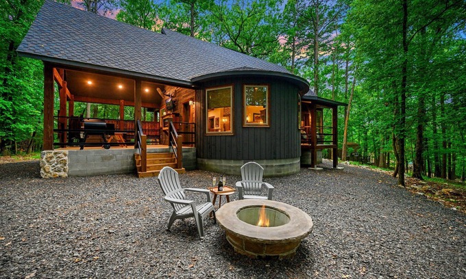 Broken Bow Cabin | Luxe 1 Bedroom W/Spa-like Bathroom, Hot Tub, Traeger Smoker, Location!