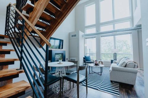 DeBaliviere Place Apartment | Luxe 2BR-1BA Penthouse w Balcony & Pool