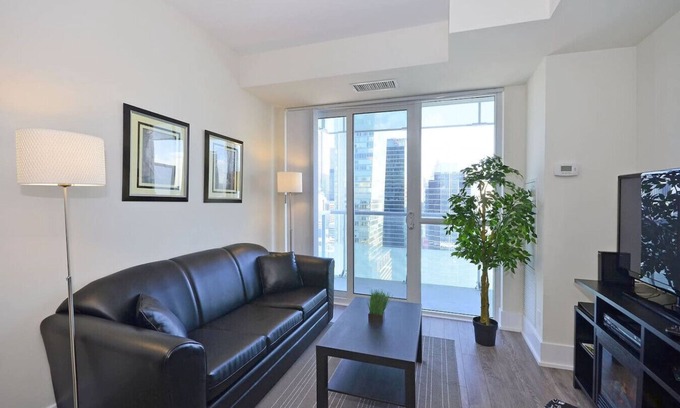 Downtown Toronto Apartment | Luxe 2BR Apt with Jacuzzi and GYM, near CN Tower
