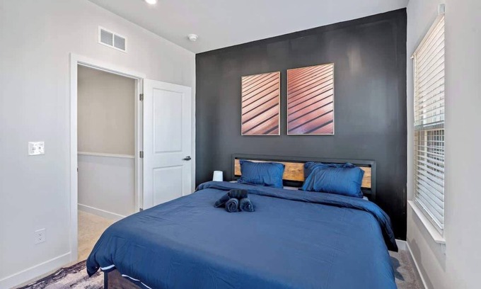 Charlotte House | Luxe 3BR Townhouse In Uptown Charlotte!