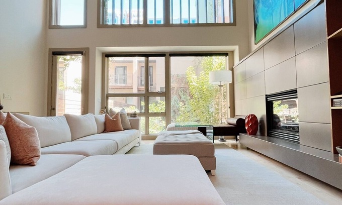 Civic Center House | Luxe 4 Bed/5bath w/parking. Walk to Capitol, Convention Center, museums & shops!