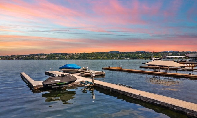 Bryn Mawr-Skyway House | Luxe 4b3b Lakefront House w/Hot Tub & Kayak