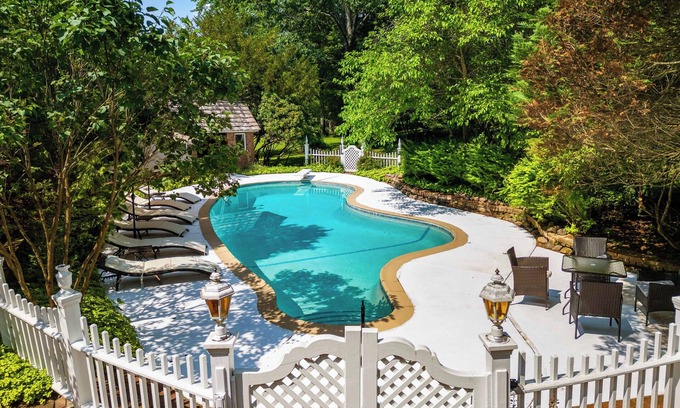 Lake Ariel House | Luxe 6acre Estate: Pool, Pickleball, HotTub, Games, MiniGolf, Playground & More!
