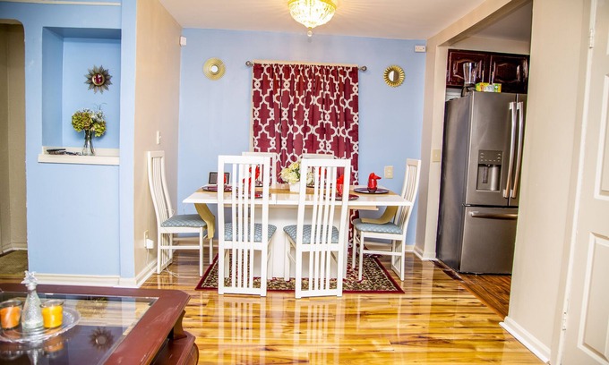 Detroit House | Luxe 7 bdr 4 Fullbath with Jacuzzi on West side Detroit