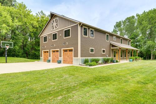 Avalon House | Luxe Barndominium Retreat Near Blue Spring Lake!