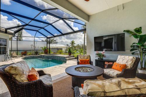 Coral Cove House | Luxe Bayfront Sarasota Home Rental Pool, Lanai!