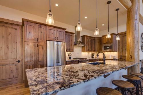 Breckenridge Park Estates House | Luxe Breck Log Cabin with Hot Tub, Bar and Views!