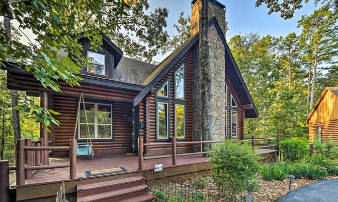 Anderson County Cabin | Luxe Cabin w/ 2 Decks; 3 Blocks to Golfing!