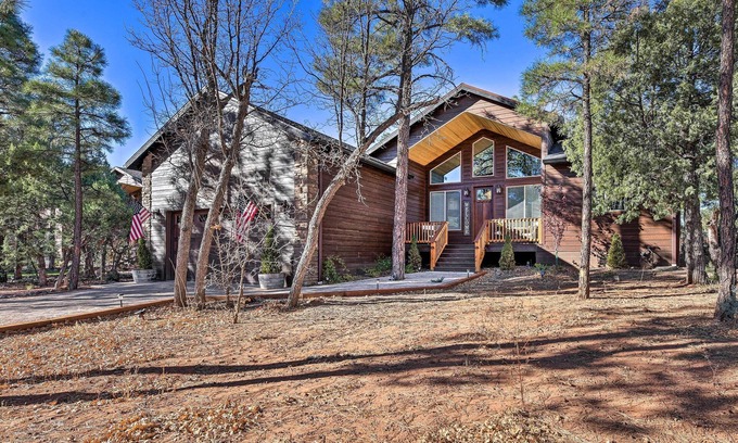 Show Low Cabin | Luxe Cabin w/Deck & Fenced Yard in Lakeside!