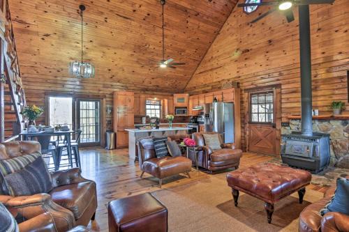 Pearcy House | Luxe Cabin with Hot Tub on 5 Acres in Pearcy!