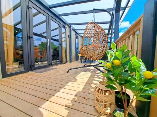 Heinkenszand Ski Chalet | Luxe Chalet met Veranda en Tuin , nabij Zwembad VP006