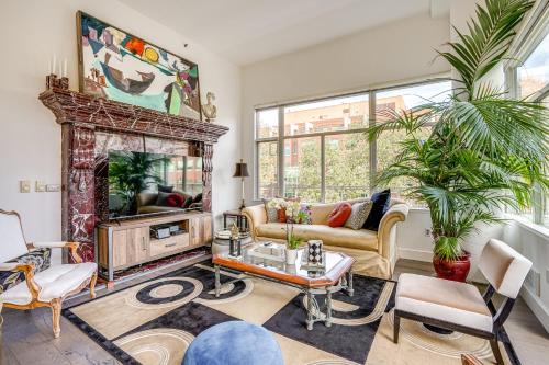 Emeryville Apartment | Luxe Condo with Private Patio and Perks in Emeryville!
