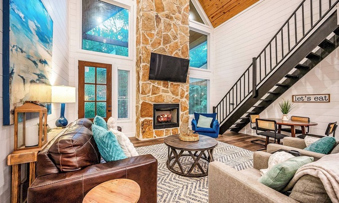 Hochatown House | Luxe Creekside Cabin | Game Room, Playset