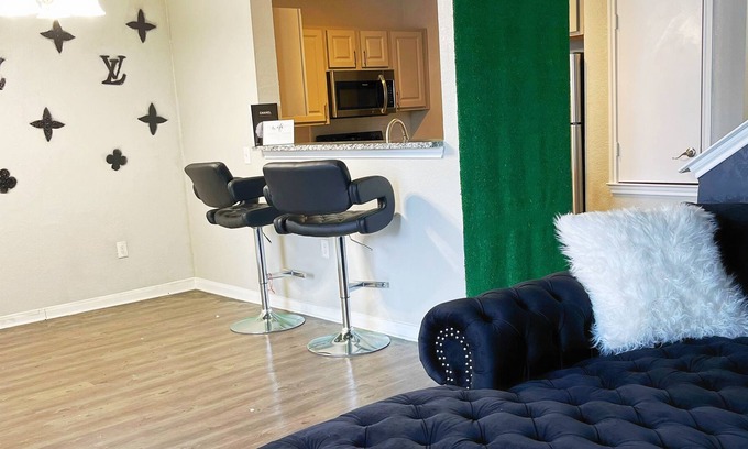 Hollow Hills House | Luxe "Designer" Inspired Townhome