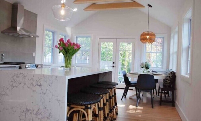 Devon House | Luxe, designer renovation; walk to Tyde wedding venue, shops & beach!n