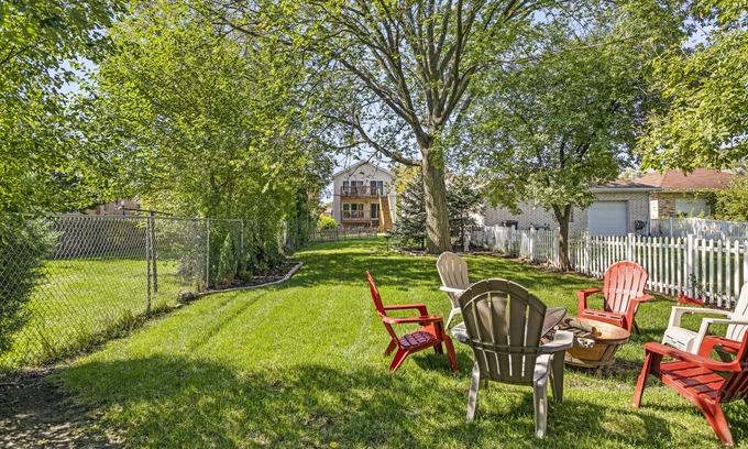 Chicago House | Luxe Duplex - Private Gym -Huge Yard -King Beds Garage Parking-EV Charger- Crib