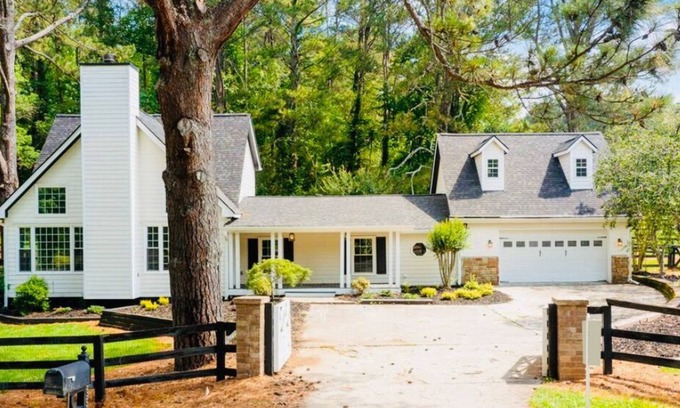 Milton House | Luxe Farmhouse - 10 guests, 5 beds, 3 baths
