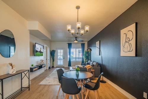 North Scottsdale Apartment | Luxe Golf Pickleball Pool Hot Tub King Bed Parking