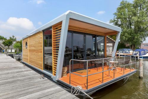 Grou Boat Rental | Luxe houseboat Smûk