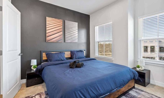 Charlotte House | Luxe King 3BR Townhouse Mins to Dwtn CLT!
