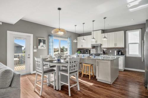 Sylvan Lake House | Luxe & Lake 6BR Getaway Hot Tub Near the Lake