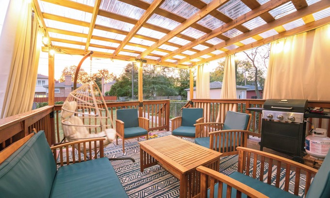 Skokie House | Luxe Limewash Getaway w/Sun Deck