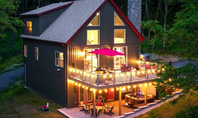 Alpine Lake Cabin | Luxe Lodge, Fam & Dog Friendly, Hot Tub, Arcade ,Game Rm