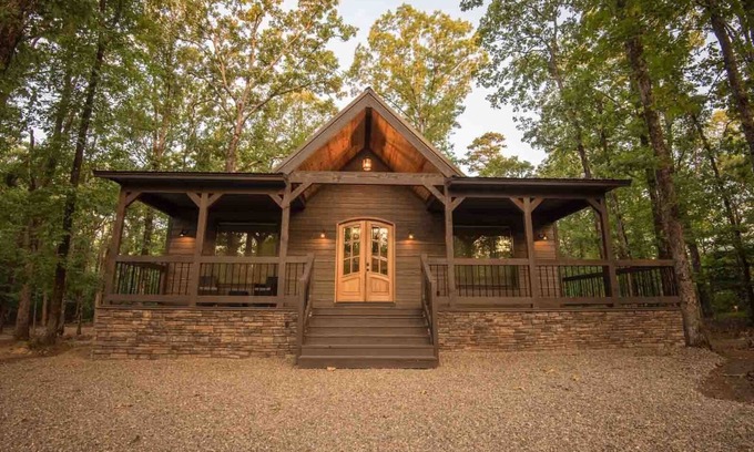 Hochatown Cabin | LUXE Modern 1 Bedroom Studio Cabin minutes away from Beavers Bend!