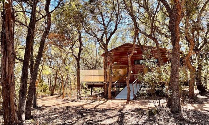 Dripping Springs Cabin | Luxe Modern Treehouse w Heated Pool & Firepit
