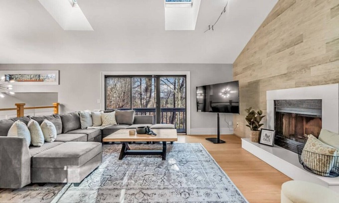 Shelton House | Luxe New England Retreat