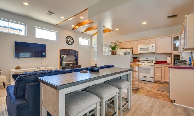North Arroyo House | Luxe Pasadena Casita with Fireplace and Grill