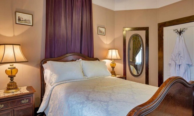 Hemphill House | Luxe Private Room in Historic Hemphill Getaway!
