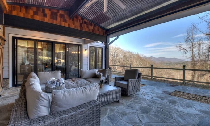 Mineral Bluff Cabin | Luxe & Scenic Escape: Hot Tub ~ Breathtaking Views