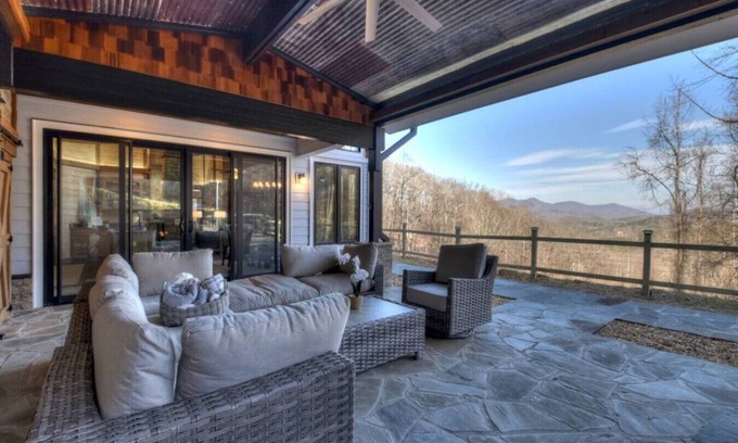 Mineral Bluff Cabin | Luxe & Scenic Escape: Hot Tub ~ Breathtaking Views