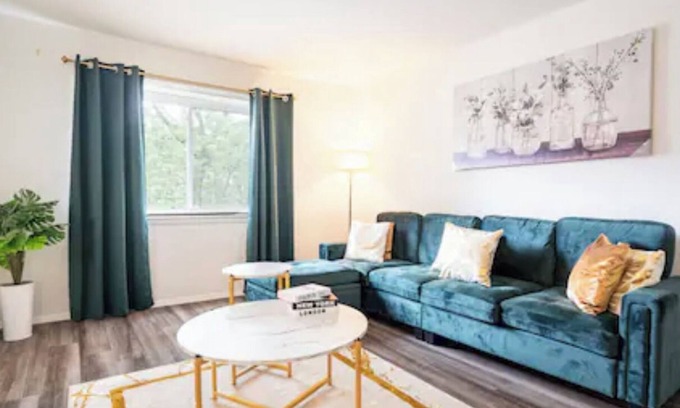 Rossville Apartment | Luxe Spacious Apartment