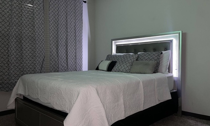 Newnan Apartment | Luxe Townhome Apt 20 Min to Airport!