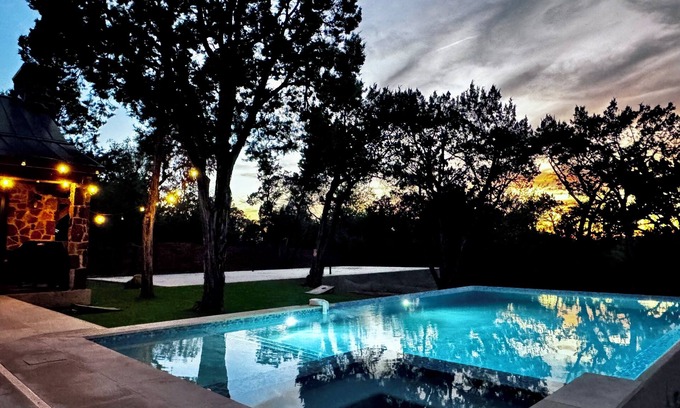 Sunset Valley Villa | Luxe Tuscan Villa on 1 Acre with Pool & Pickleball, Sleeps 18, 9 mins to DT