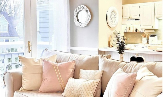 Norwich Condo | Luxe Villa- mins from Mohegan Sun with fireplace, jacuzzi, sauna/pools, and spa