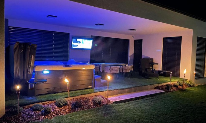 Fertoszentmiklos Villa | LuxHome by Lake Neusiedl with Jakuzzi