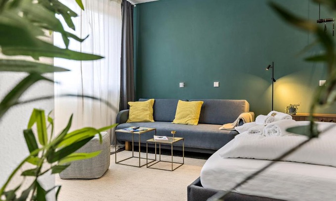 Antonviertel Apartment | LUXOMES - Spacious Studio for 4 - Kitchen - Parking