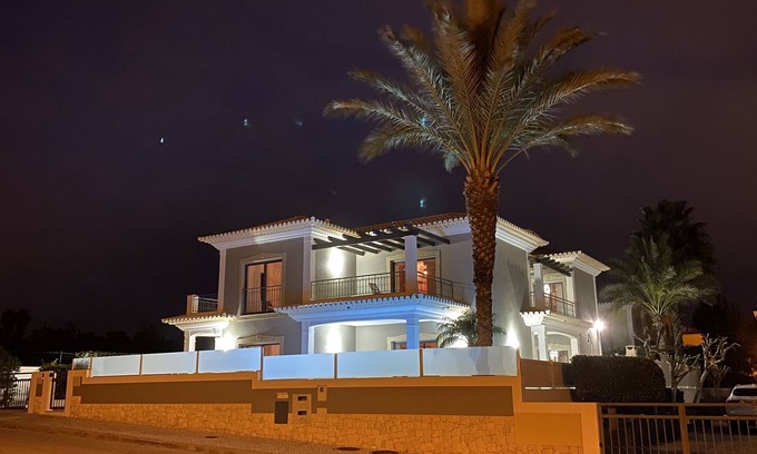 Porto de Mos Villa | Luxorious 3 bedroom villa with ensuite bathrooms overlooking Porto de Mós beach