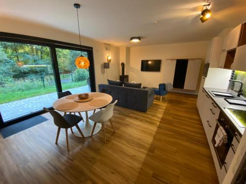 Amtsberg Apartment | Luxuriöses rollstuhlgerechtes Ferienapartment A1 mit umzäunten Garten, 65qm