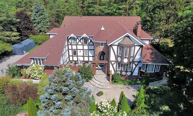 Whitchurch-Stouffville Villa | Luxurious 10 bedroom Villa w/ Indoor Pool & Hot Tub in Stouffville