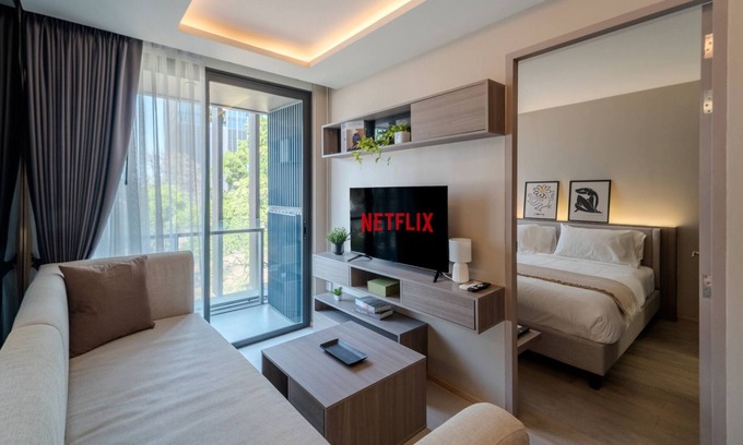 Sukhumvit Apartment | Luxurious 2BR Rooftop Pool & Gym Thong lor BTS