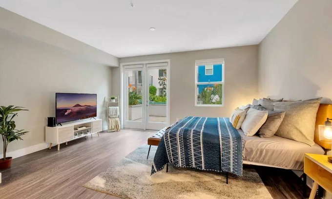 Santa Ana Apartment | Luxurious 1-Bedroom Apt near Disneyland & more!