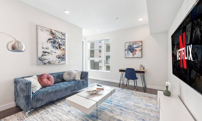 Beverly Hills Apartment | Luxurious 1bd apt in Hollywood w/Free Parking, Pool, Gym