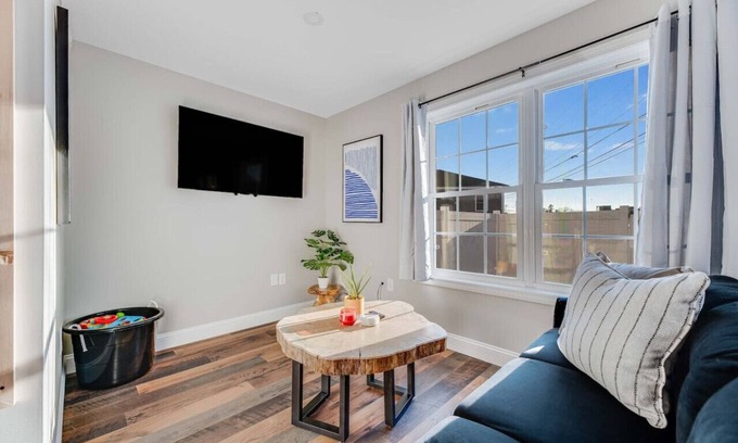 Old Orchard Beach Apartment | Luxurious 2-BR Condo: King Bed w/Workstation